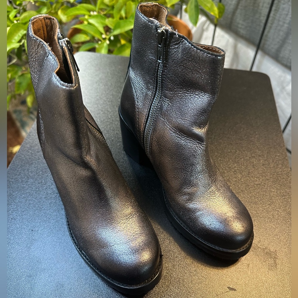 Frye booties size 6.5 in a fabulous pewter color. Excellent condition!